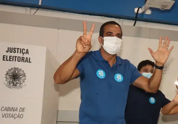Confiante, Bruno Reis vota no bairro do Itaigara