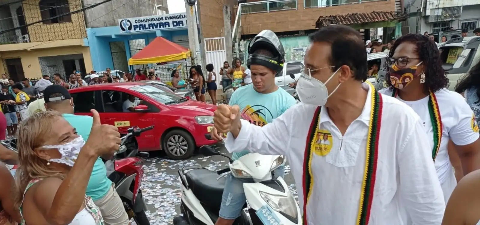 Candidato do Psol, Hilton Coelho vota em Itacaranha