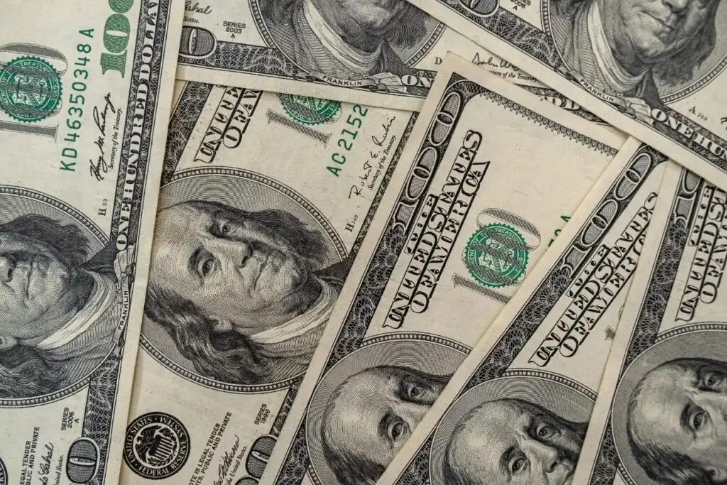 Bancos oferecem conta em dólar; entenda