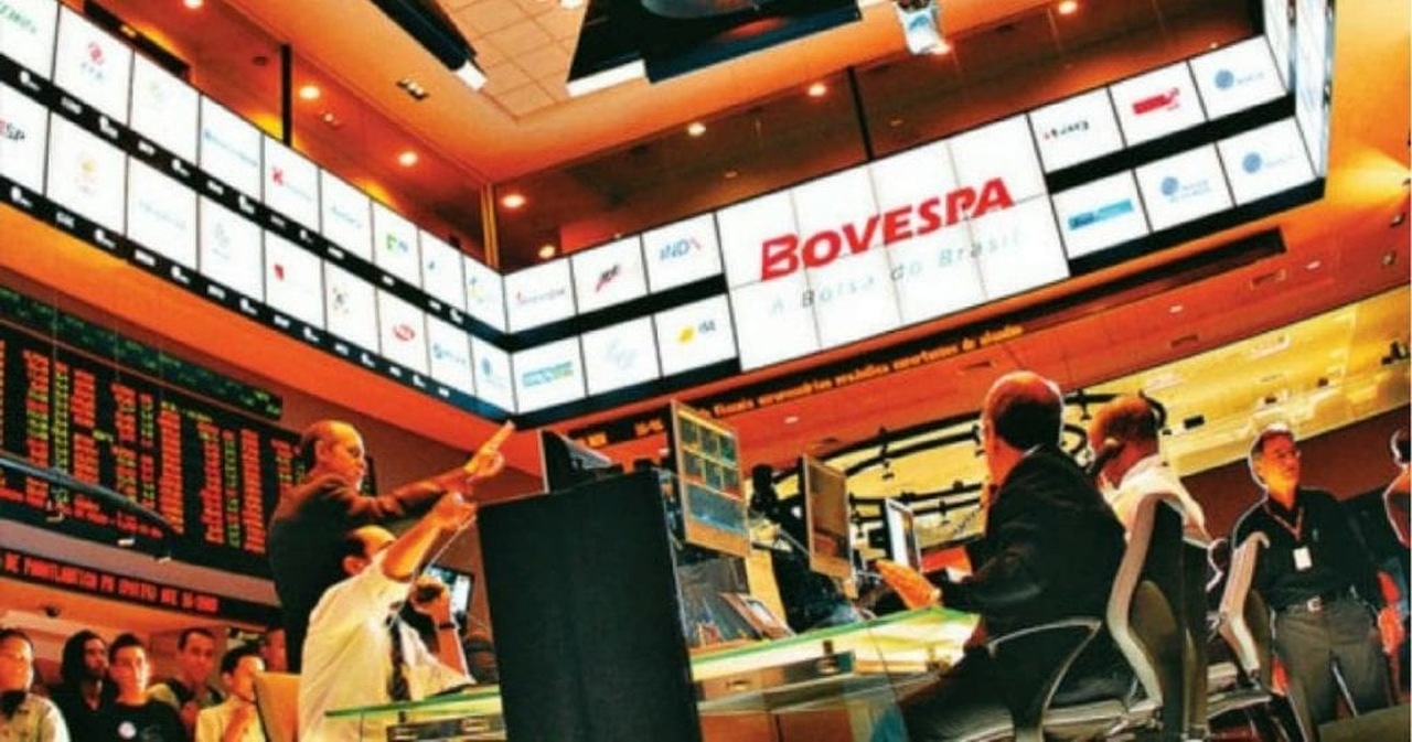Bovespa cai mais de 3%; Petrobras despenca 20%