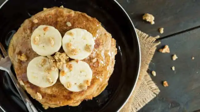 Receita fácil e rápida de panquecas de banana low carb