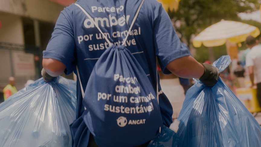 Ambev transforma resíduos do Carnaval de Salvador em 400 lixeiras para doar à cidade