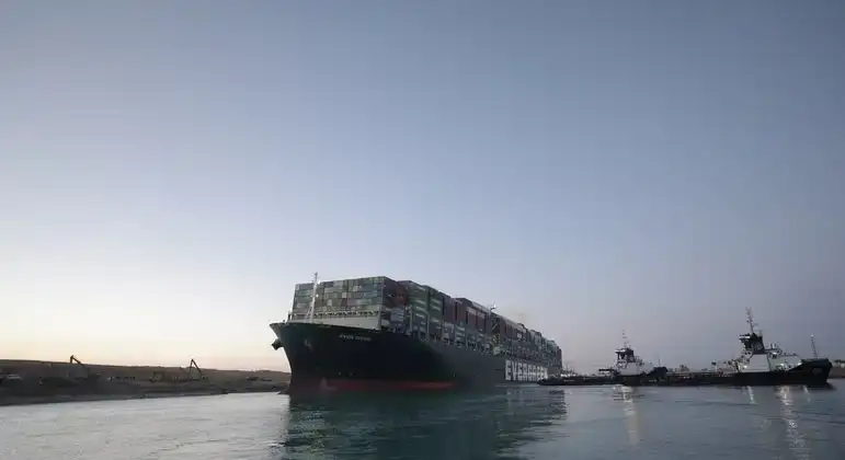 Equipes conseguem desencalhar navio de carga do Canal de Suez