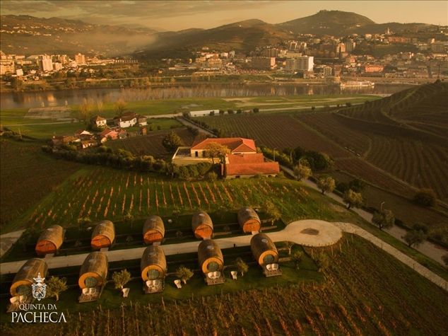 Já pensou em dormir dentro de uma barrica de vinho no meio de uma vinícola?