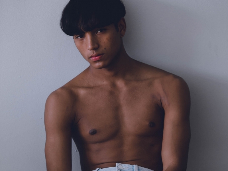 De origem pataxó, o modelo Noah Álef é a grande aposta da moda brasileira em um novo rosto masculino