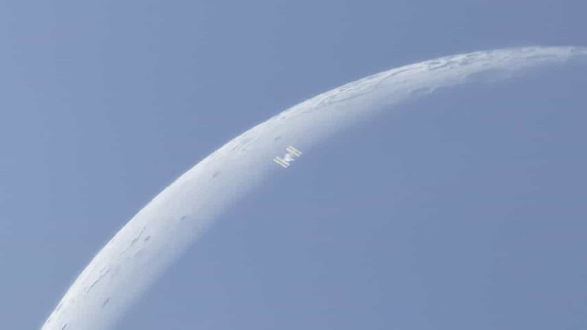 Fotografia mostra Estação Espacial passando pela Lua