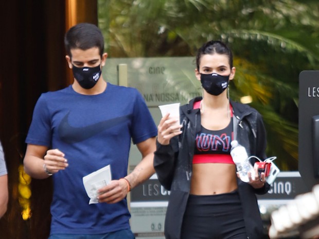 Bruna Marquezine e Enzo Celulari treinam juntos após assumirem namoro