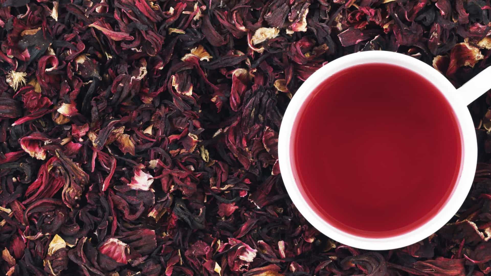 Chá de hibisco, um poço de saúde que pode ser saboreado quente ou gelado