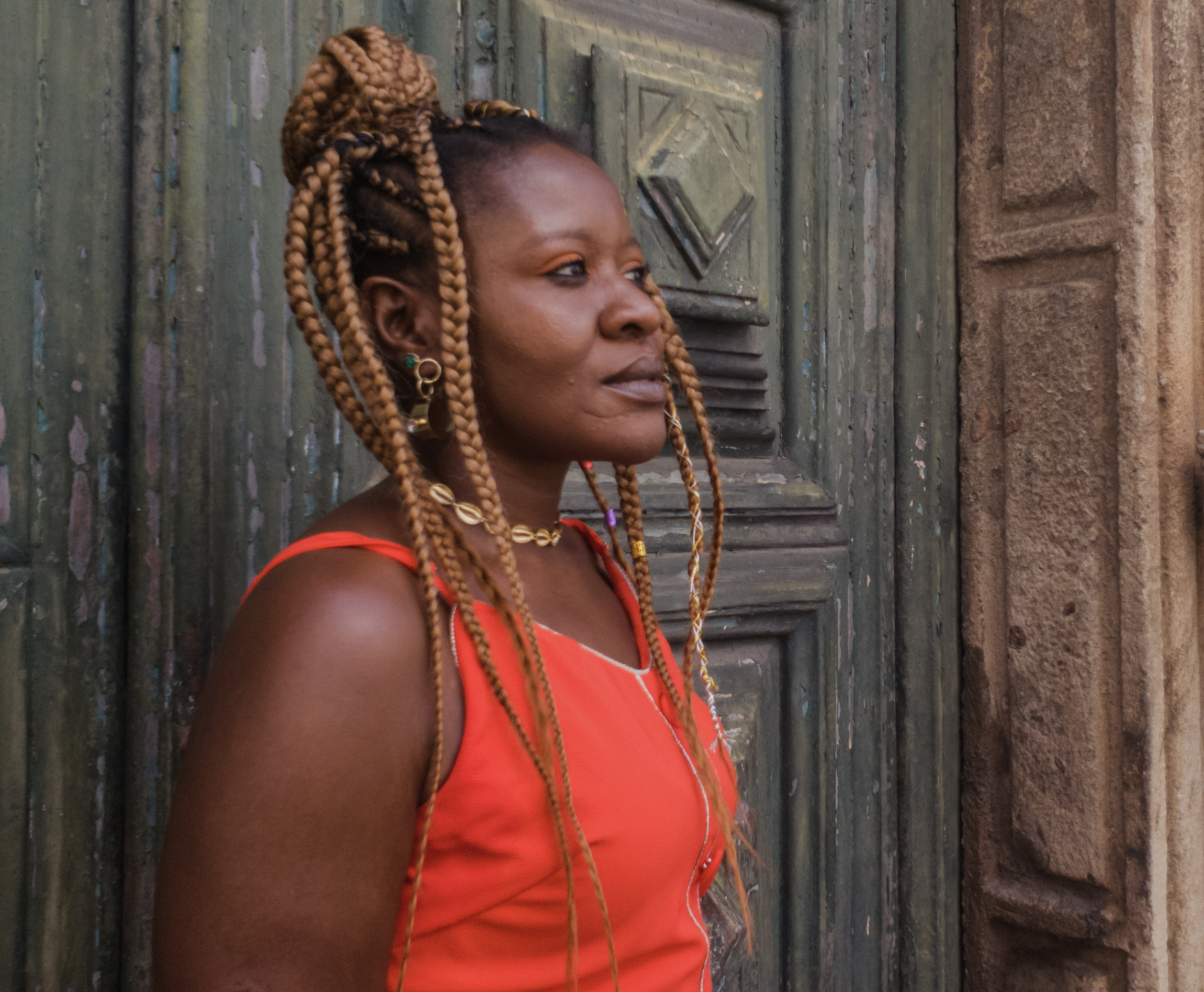 Teatro Gamboa: Cantora nigeriana Okwei Odili lança álbum Òsùmàrè