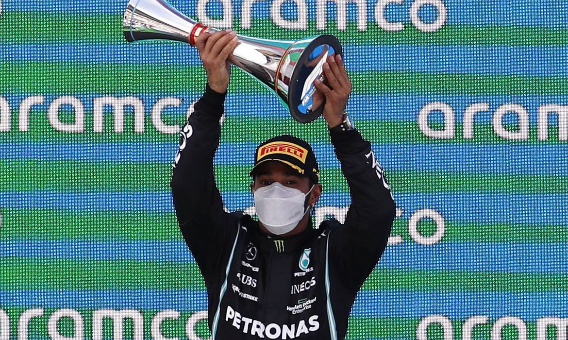 Pela quinta vez consecutiva Lewis Hamilton vence GP da Espanha