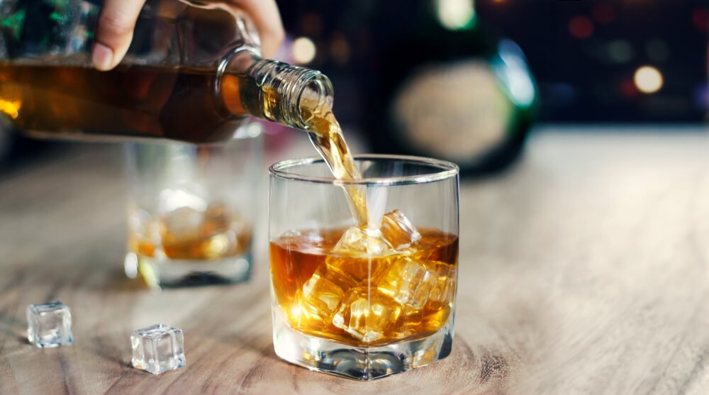 Dia do Whisky: grandes marcas com até 35% de desconto