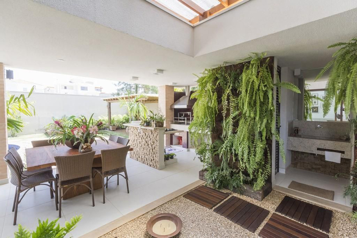 Saiba como montar um jardim vertical dentro de casa