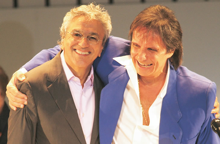 Caetano Veloso e Roberto Carlos cantam em espanhol em álbuns de artistas mexicanos