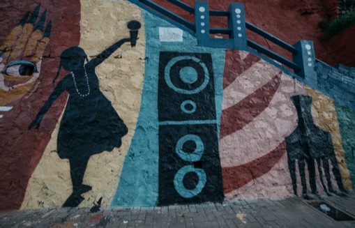 Converse cria mural em Salvador com tinta que purifica o ar e homenageia Larissa Luz