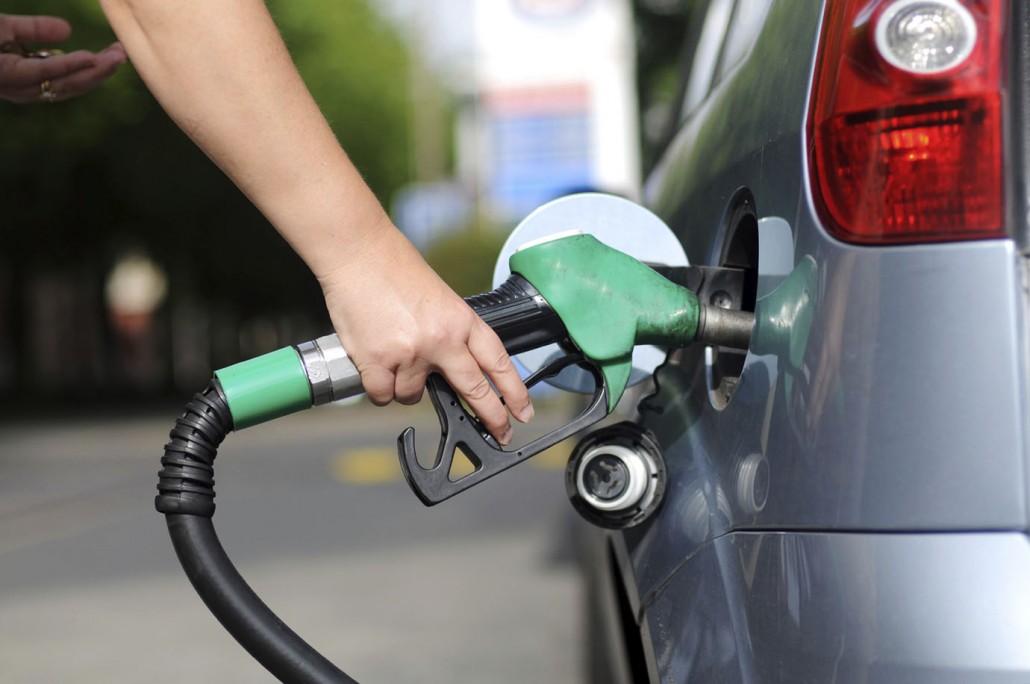 Por que o dólar caiu, mas a gasolina e o diesel continuam subindo?