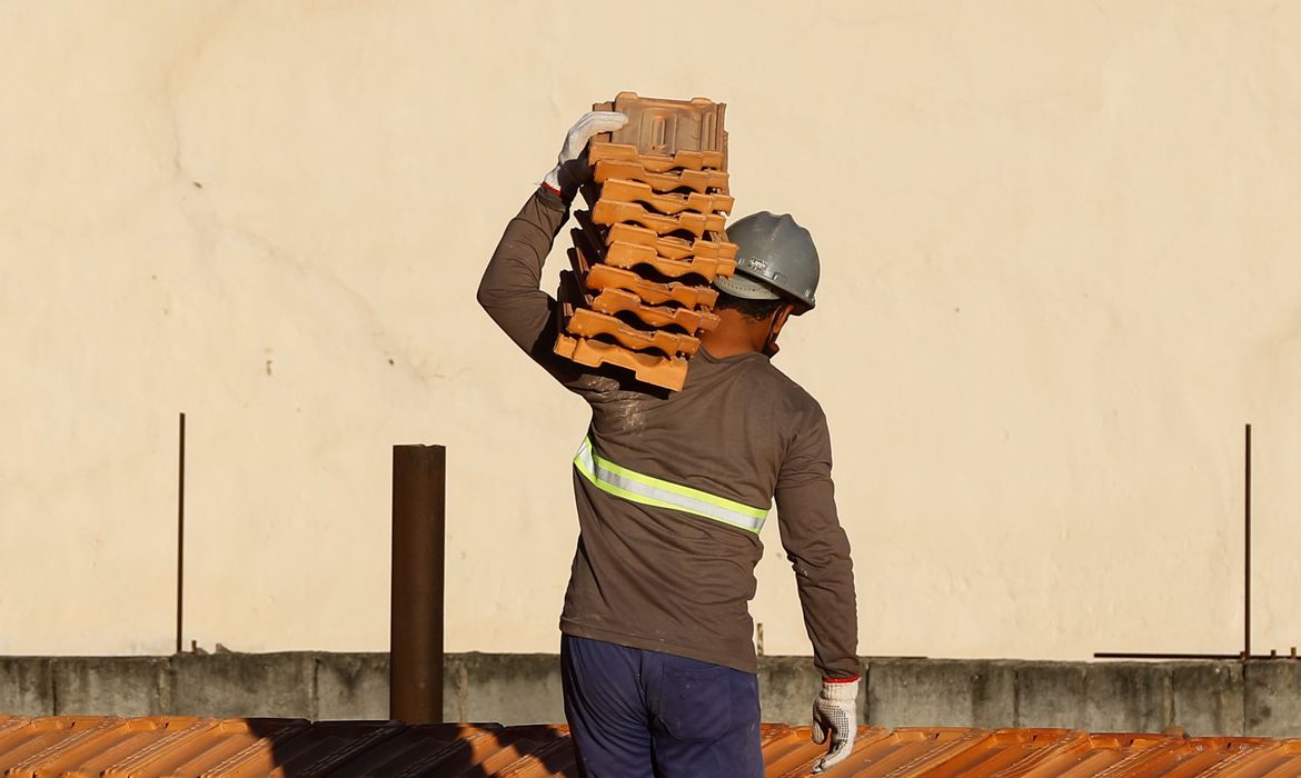 Confiança da construção cresce 5,2 pontos em junho, diz FGV