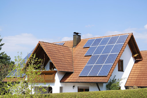 Energia solar: confira quatro vantagens para produzir em casa