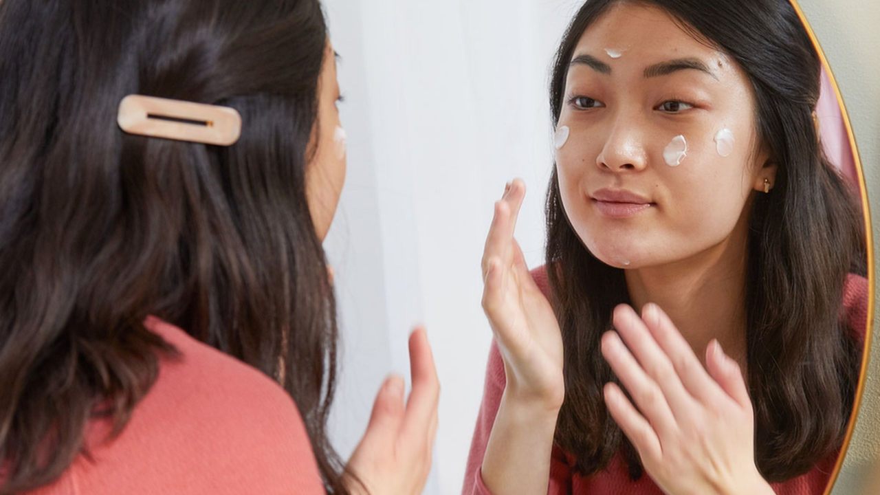 Rituais de skincare: aprenda técnicas de massagem facial para fazer em casa