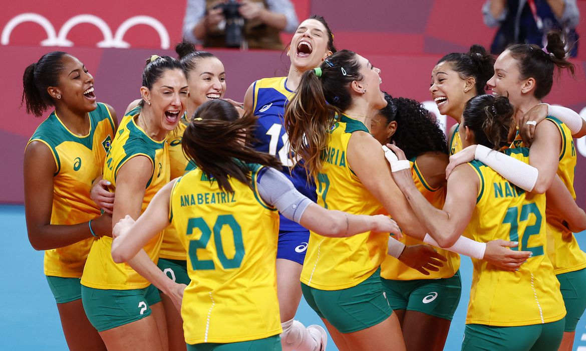 Brasil bate Coreia do Sul e pega EUA na final do vôlei feminino