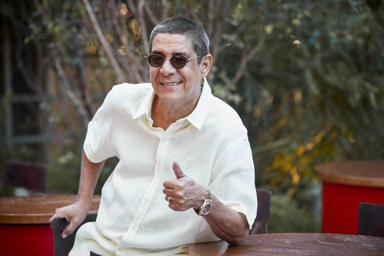 Internado com covid, Zeca Pagodinho canta para alegrar profissionais da saúde