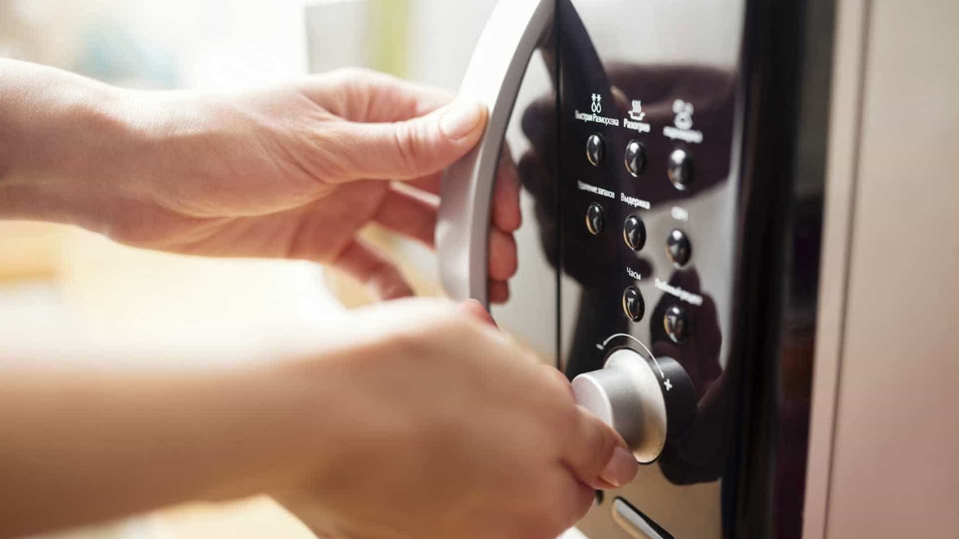 Aquecer a comida no microondas faz com que esta perca os nutrientes?