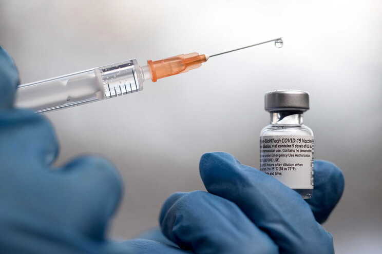 Inicia-se estudo clínico com aplicação de uma terceira dose de vacina contra COVID-19