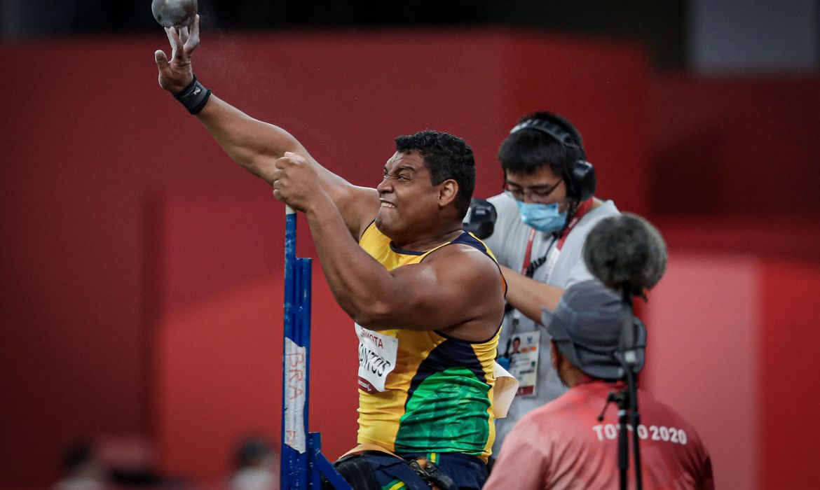 Wallace Santos é ouro, com recorde mundial no arremesso de peso