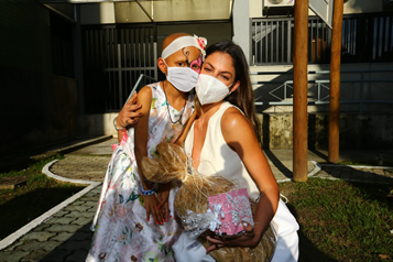 Mari Gonzalez visita as crianças com câncer do GACC-BA