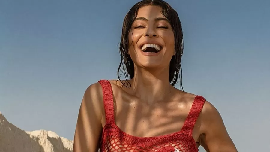 Sem lingerie, Juliana Paes usa vestido feito de crochê na praia