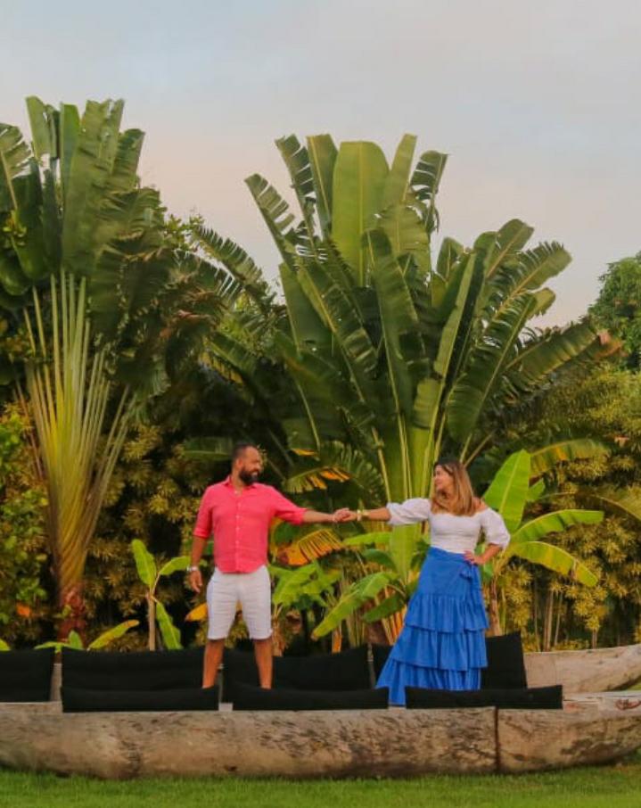 Colaboradores da Revista Let's Go Bahia celebram o amor na Península de Maraú