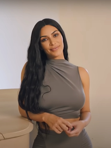 Kim Kardashian quer abandonar "visual plastificado": entenda a nova tendência e opções de tratamento