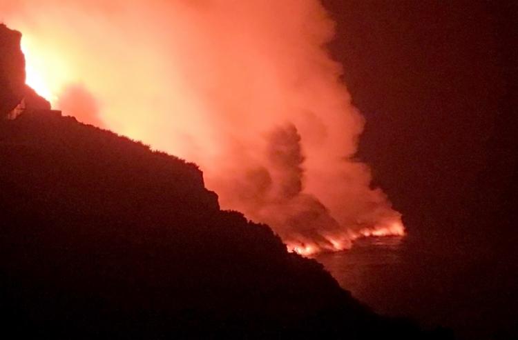 Chegada ao mar da lava de vulcão das Canárias gera temor de gases tóxicos