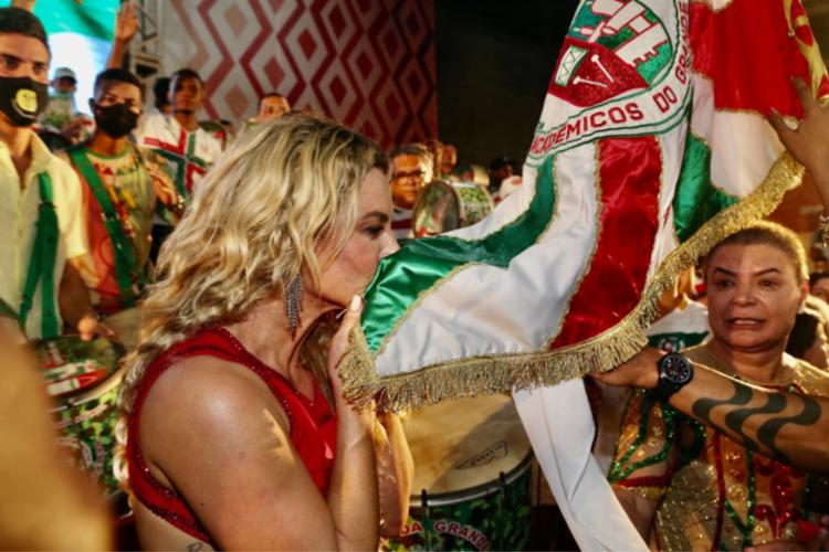 Paolla Oliveira rouba a cena em noite de samba da Grande Rio