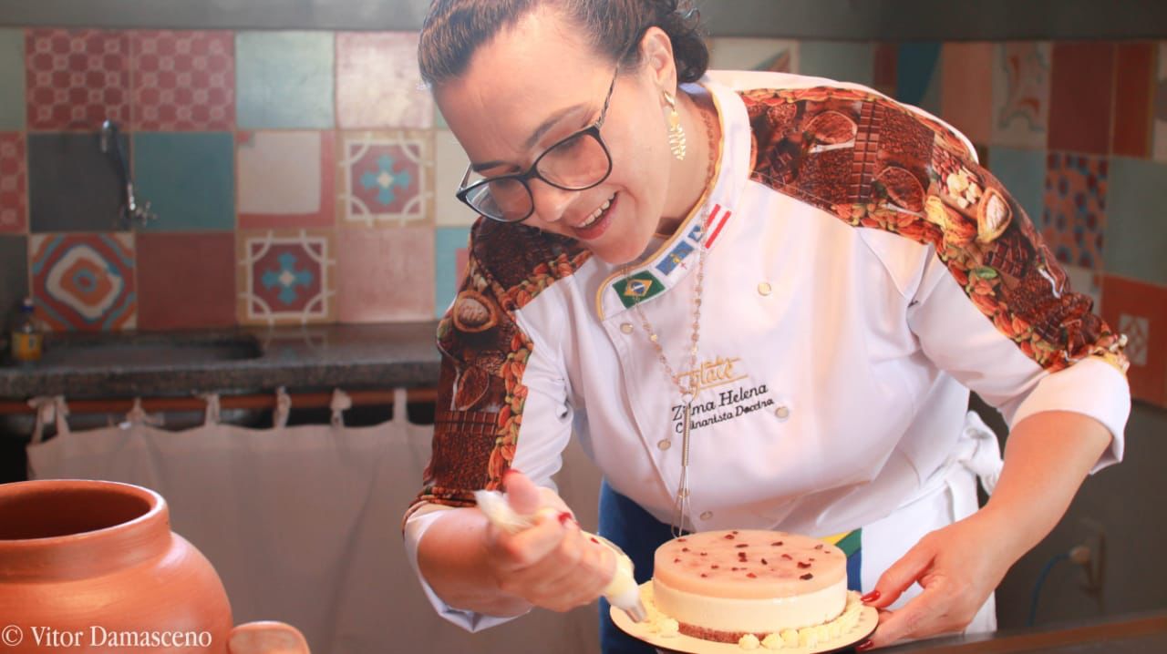 Chef confeiteira Zilma Helena, vencedora do 5º Que Seja Doce, estreia no VIII Festival Sabores de Itacaré ministrando aula na Cozinha Show