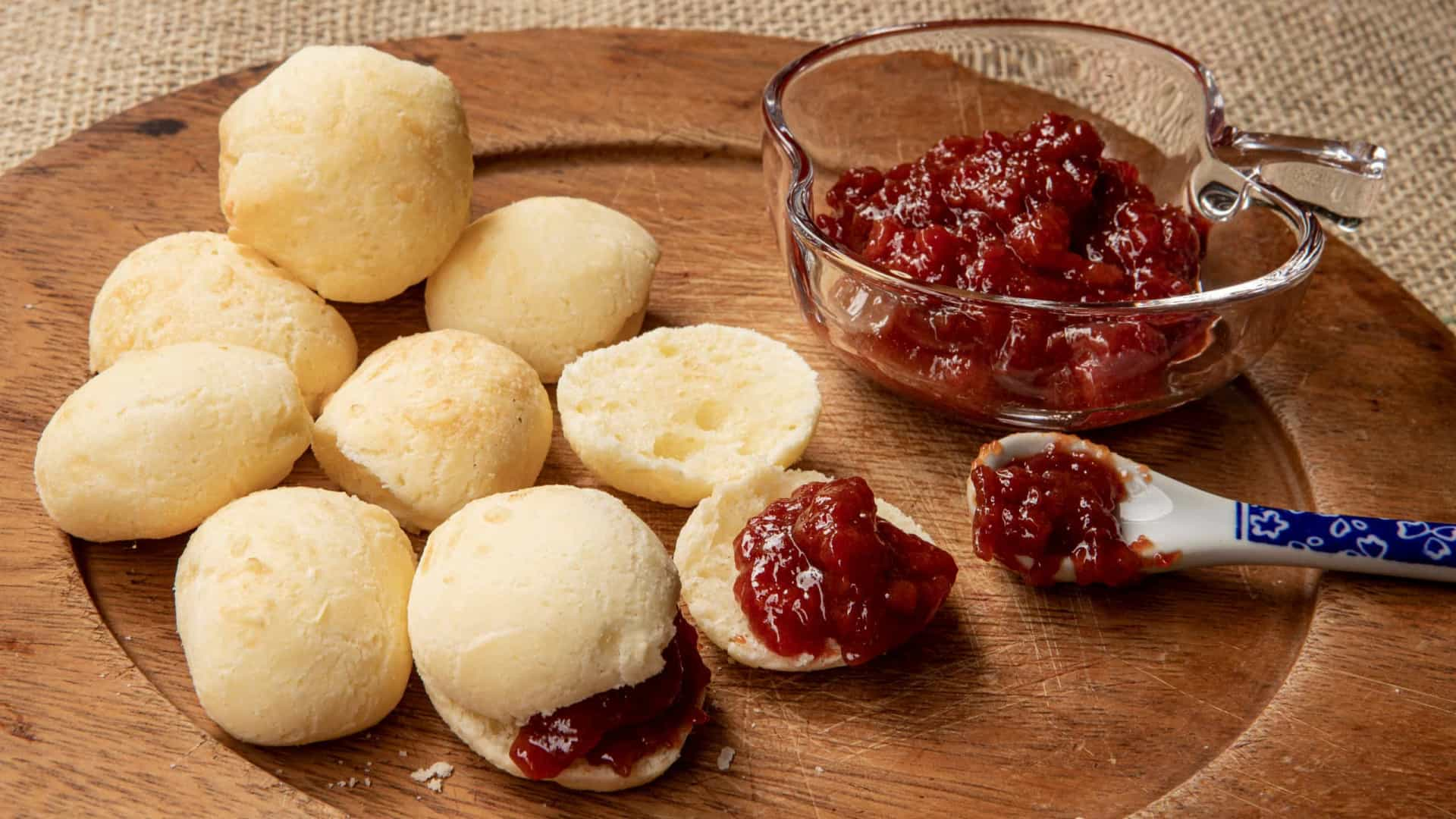 Receita tradicional de pão de queijo com apenas três ingredientes