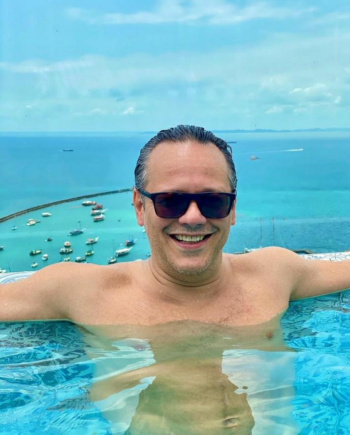 Danton Mello, em Salvador, surge na piscina do rooftop do Fera Palace Hotel neste feriado