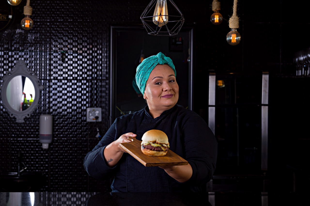 Chef Emabuelle Nascimento, do Benedita, cria hambúrguer de cupim para o 16º Burguer Fest