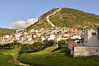 A maior árvore de Natal do Brasil está sendo montada aqui na Bahia