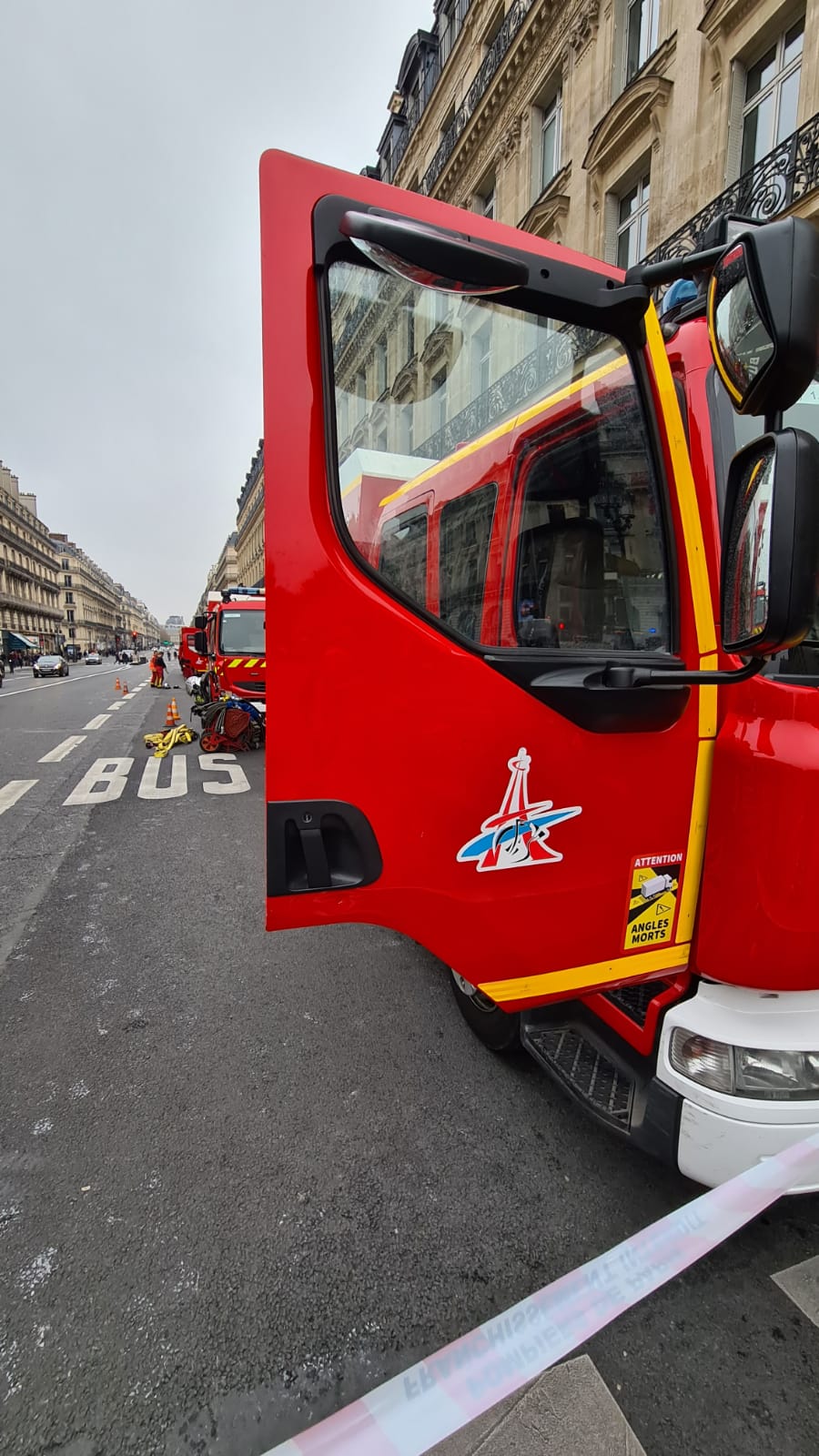 Incêndio próximo ao Ópera Garnier, na França, assusta moradores e visitantes neste sábado. A gente conta!