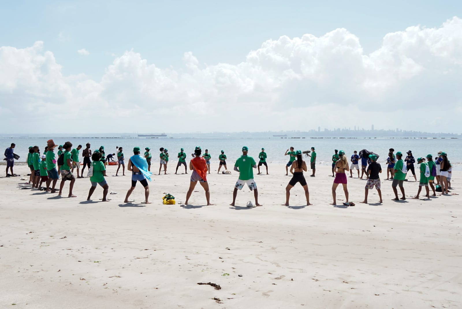 Pró Mar encerra 3ª edição do Eco Ilha com 70kg de resíduos retirados da praia e do mar
