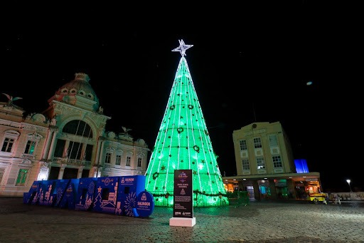 A decoração natalina da capital baiana já começou e não deixou a sustentabilidade de fora