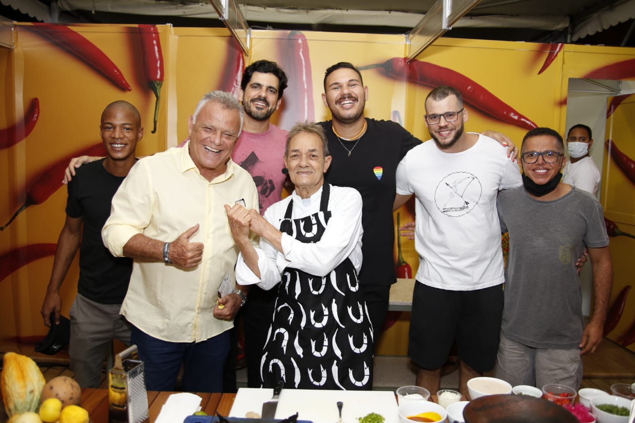 Praia do Forte comemorou a abertura do 15º Tempero no Forte com aula show do chef Beto Pimentel