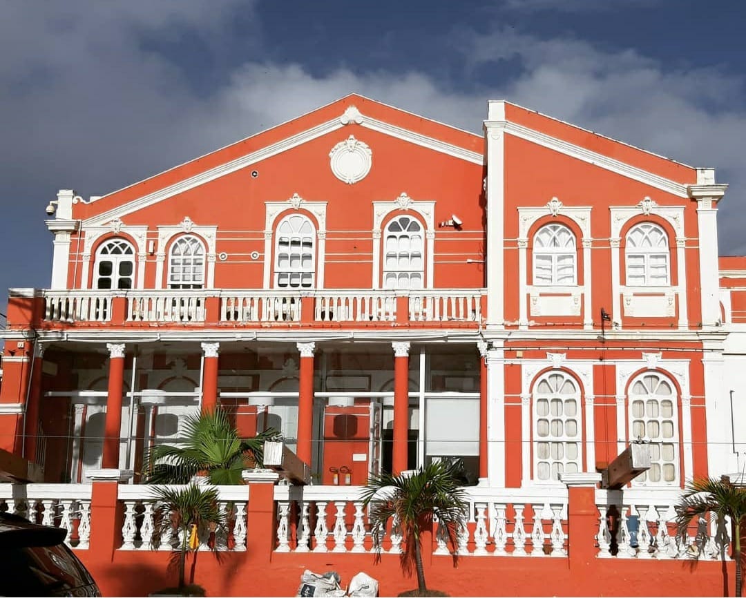 Teatro Sesi inaugura sua iluminação natalina no Rio Vermelho