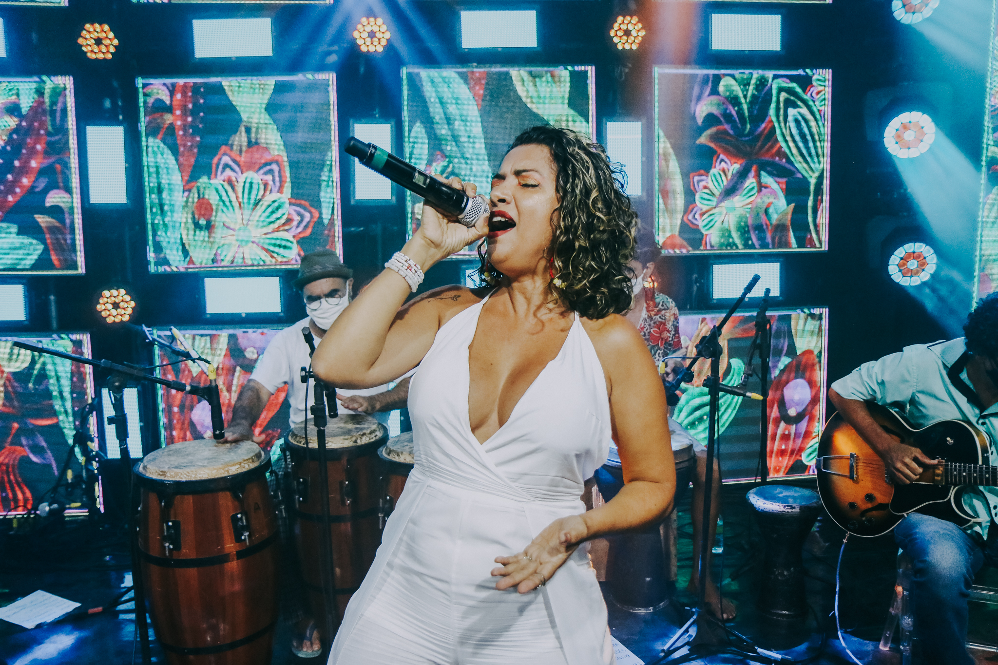 Cantora Kareen Mendes se apresenta no Café Teatro Sesc em Feira de Santana