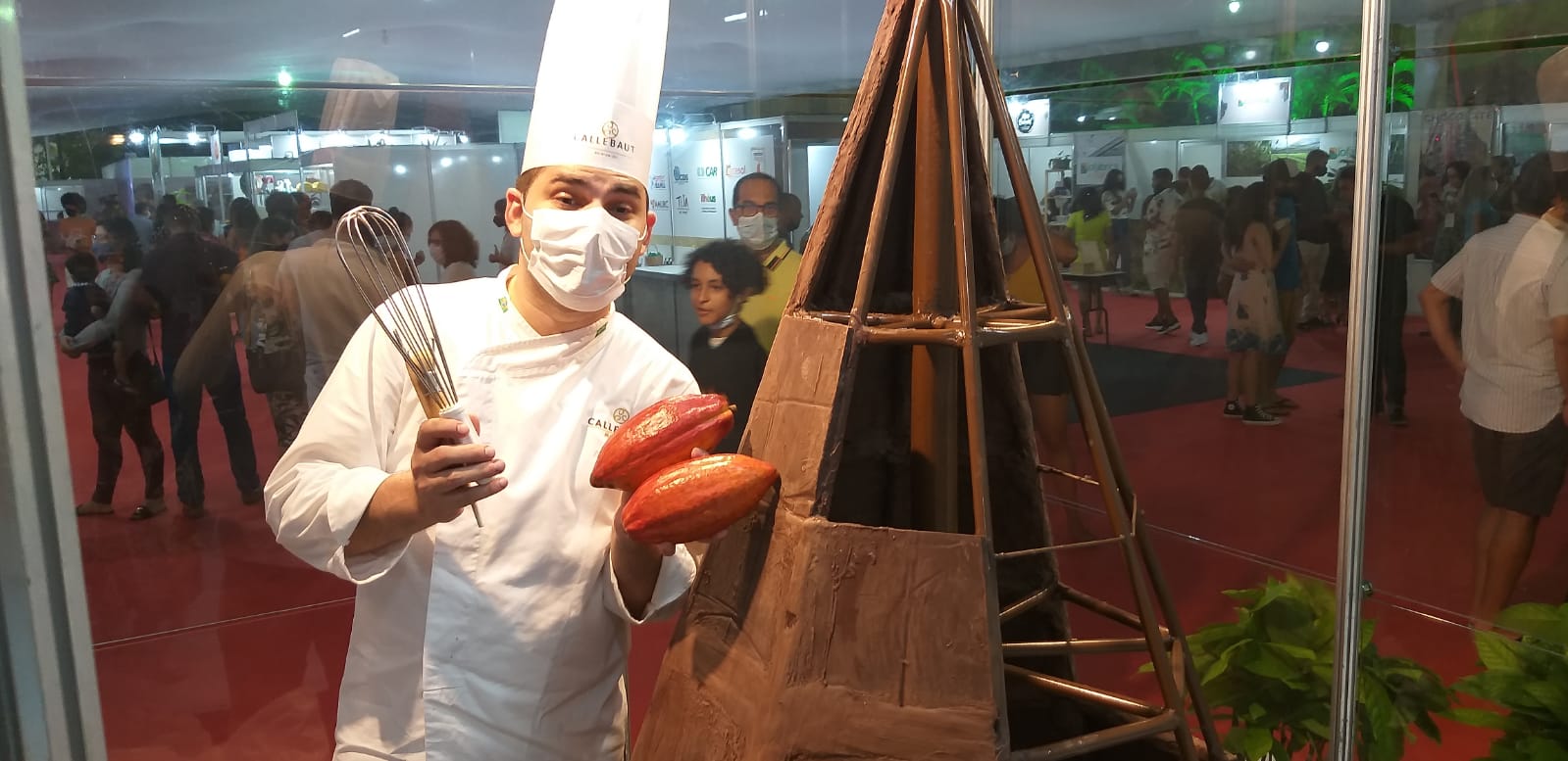 Chef Ivan Abner assina árvore de chocolate para o 12⁰ Festival Internacional do Chocolate e Cacau