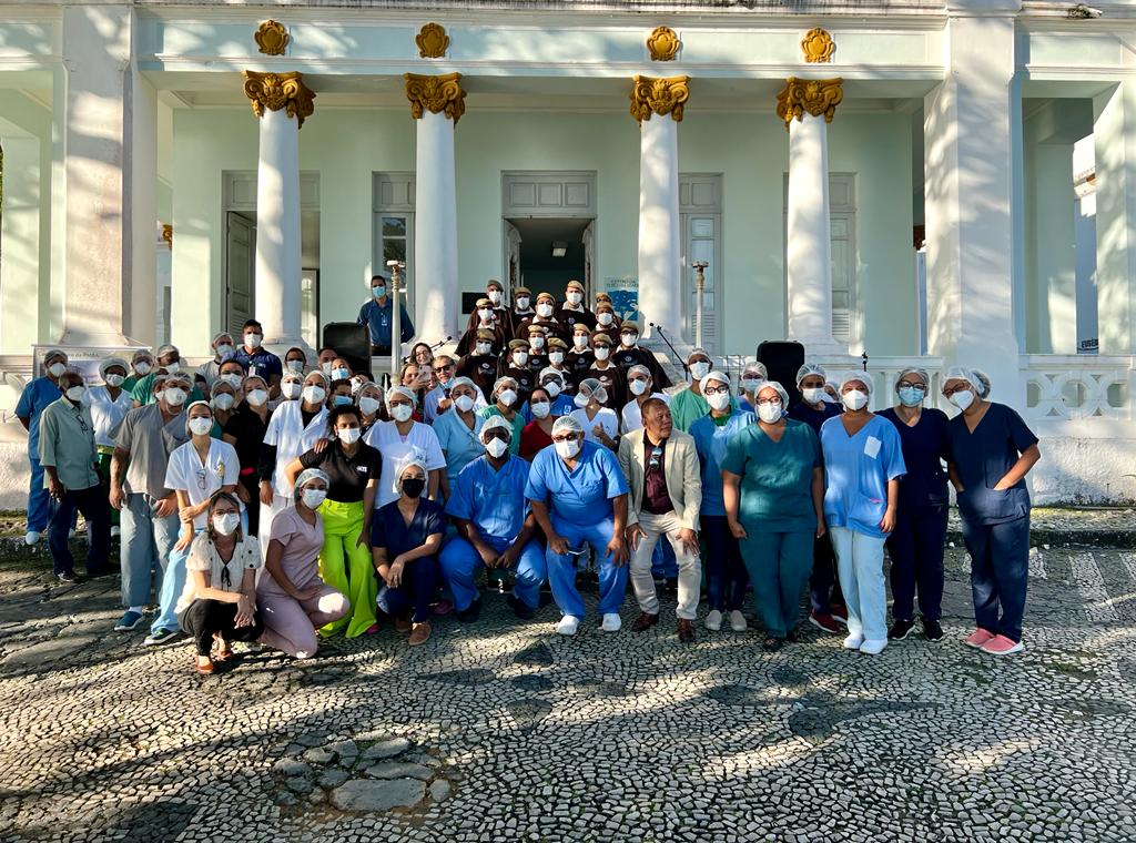 Coro da Polícia Militar presta homenagem pela Semana dos Pais aos colaboradores do Hospital Espanhol