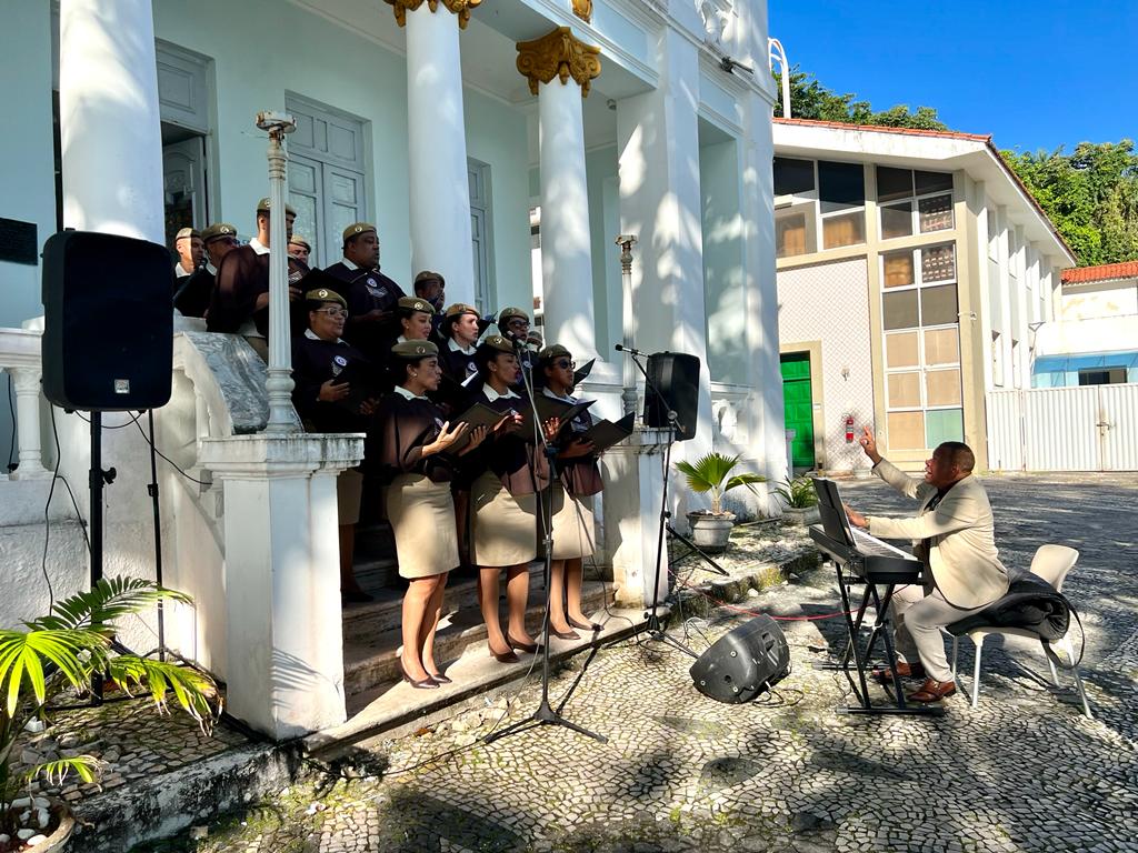 Coro da Polícia Militar presta homenagem pela Semana dos Pais aos colaboradores do Hospital Espanhol