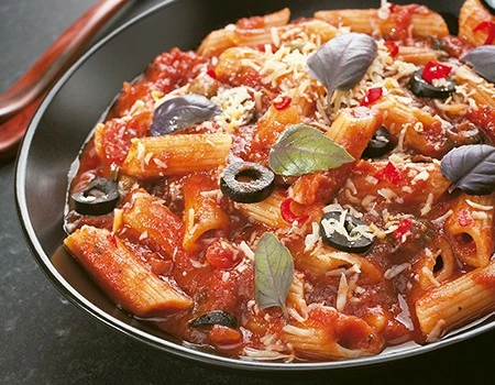 Chef Sandra Regina homenageia o Dia do Macarrão com uma receita de molho putanesca