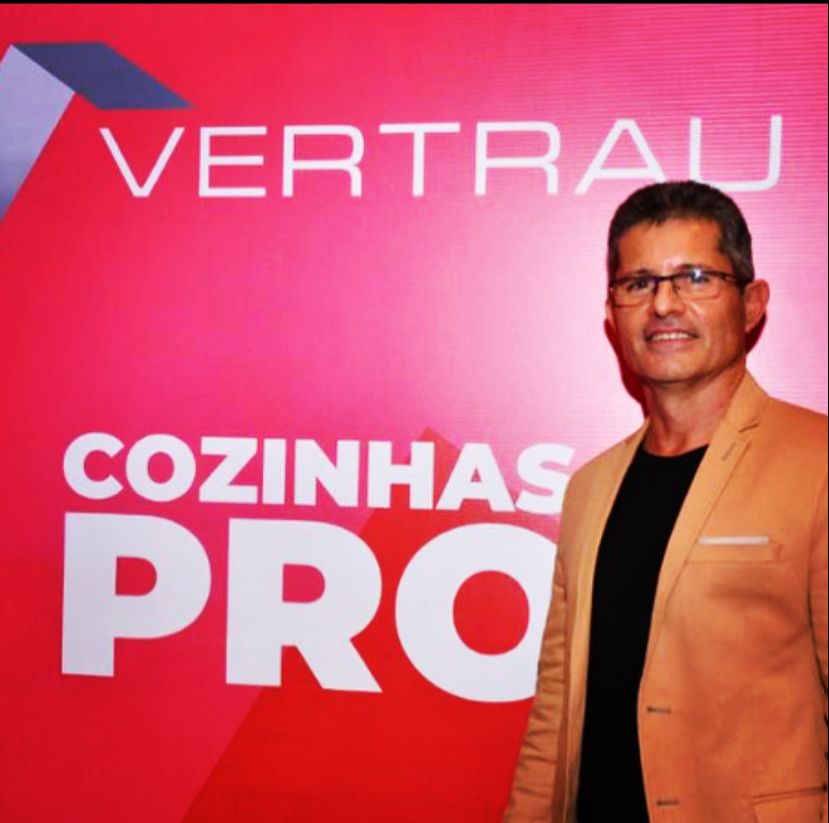 Empresário Neilton Souza, CEO da Vertrau, recebe convidados em coquetel fechado na Casas Conceito