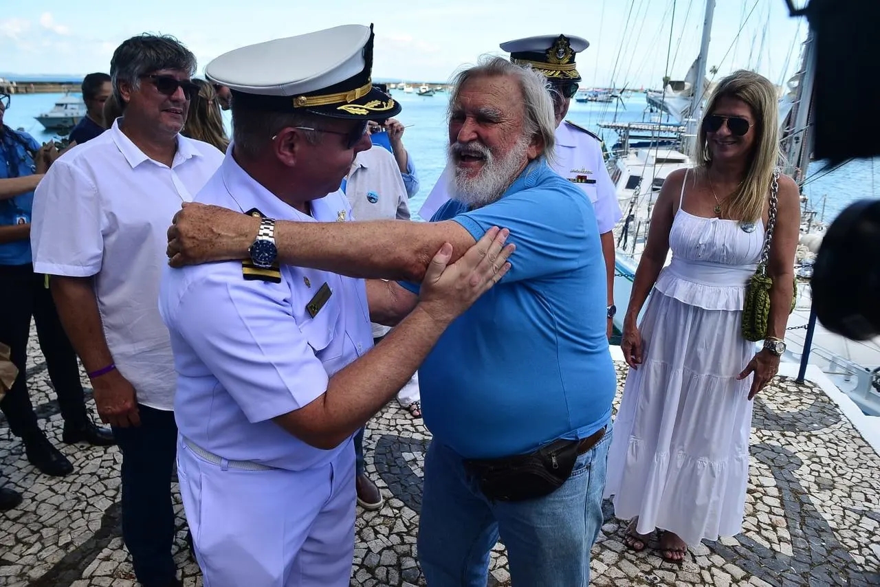 Belov e tripulação desembarcam em Salvador após expedição pelo mar do Ártico